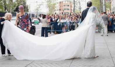 Sokakları süpüre süpüre evlenmişti:  Annesinin eski gelinliğiyle sevdiğine kavuştu