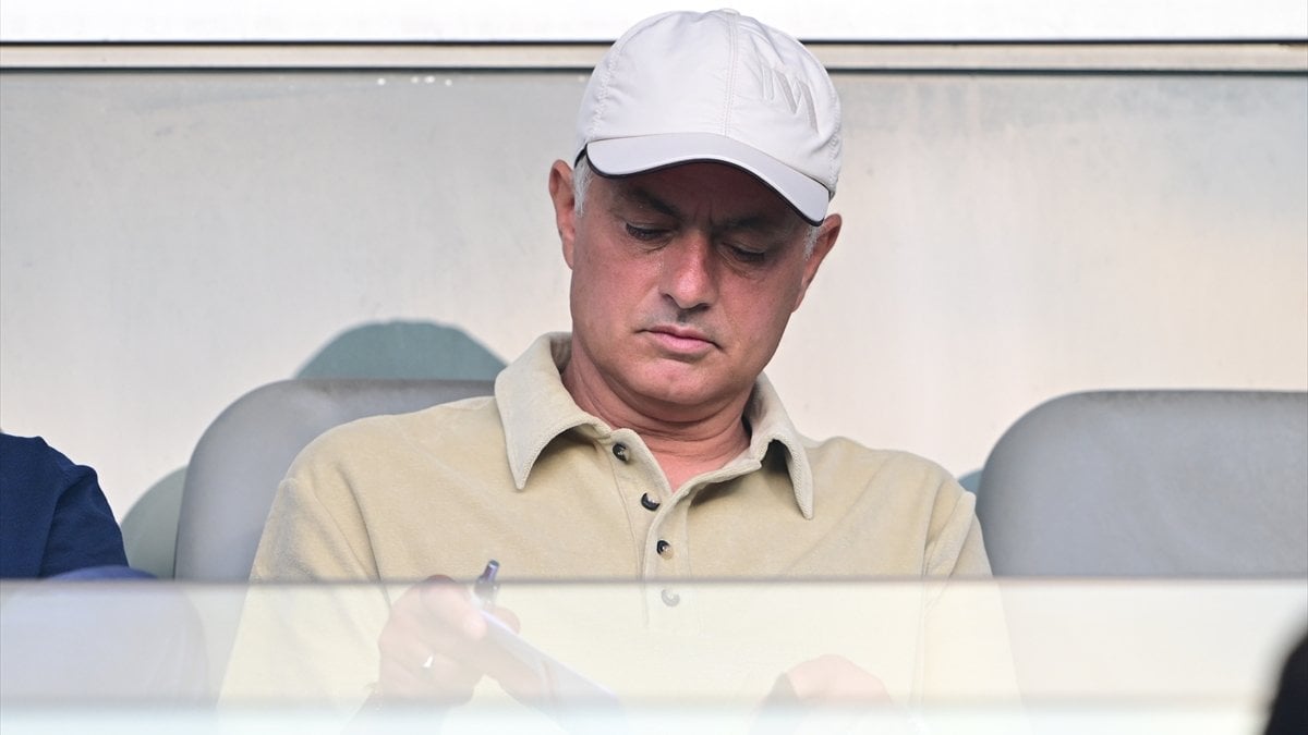 Jose Mourinho, Başakşehir – Alanyaspor maçını tribünden izledi