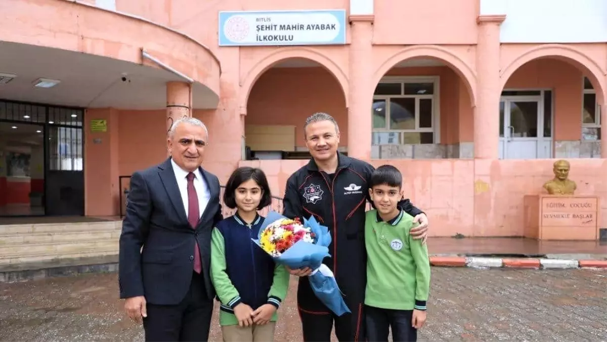 Alper Gezeravcı Bitlis’te Öğrencilerle Buluştu