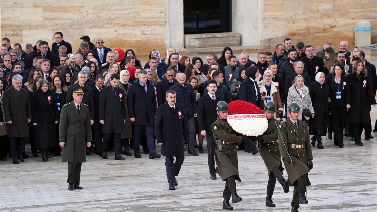 Milli Eğitim Bakanı Yusuf Tekin, tüm illerden gelen öğretmenlerle Anıtkabir’i ziyaret etti