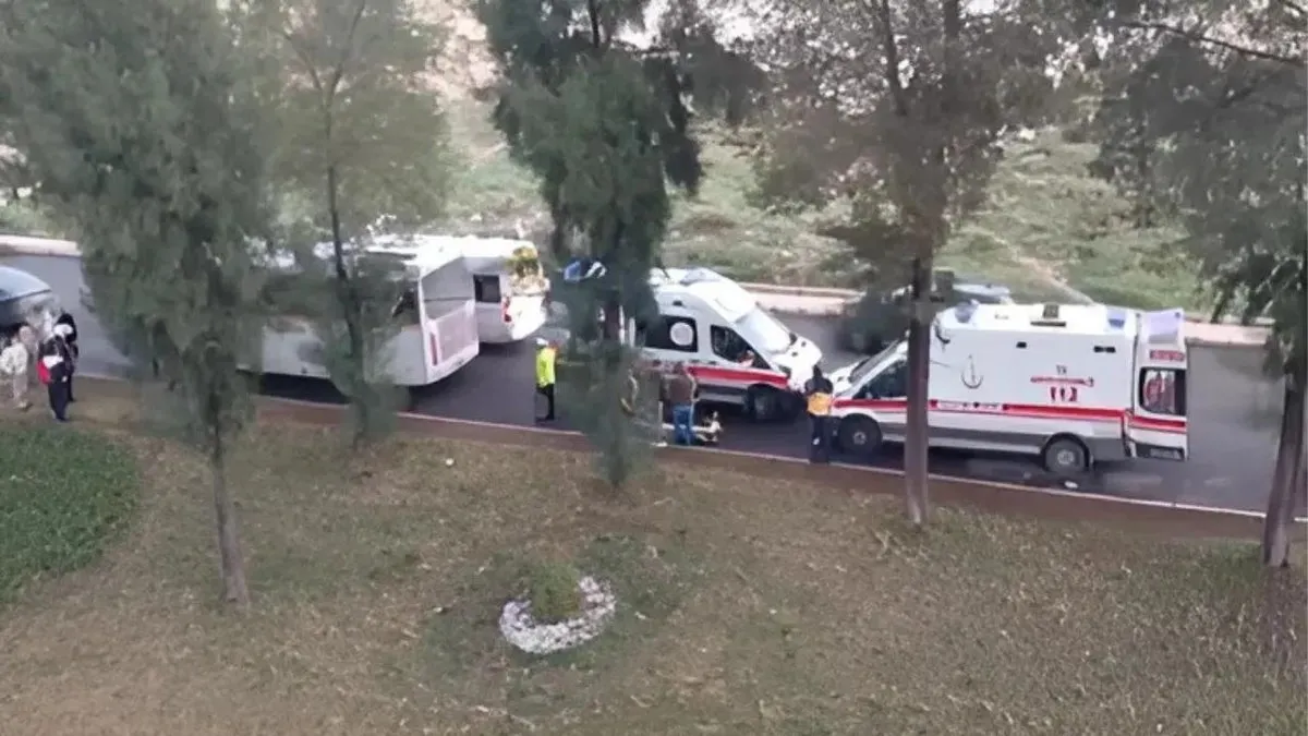 İzmir Buca’da feci olay! Okul servisi park halindeki TIR’a çarptı: 1 öğrenci hayatını kaybetti!